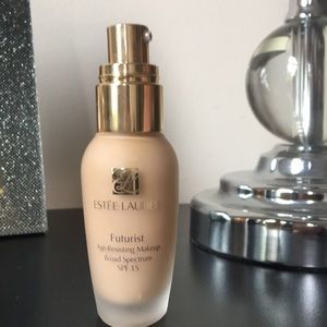 Etsēe Lauder Futurist Foundation